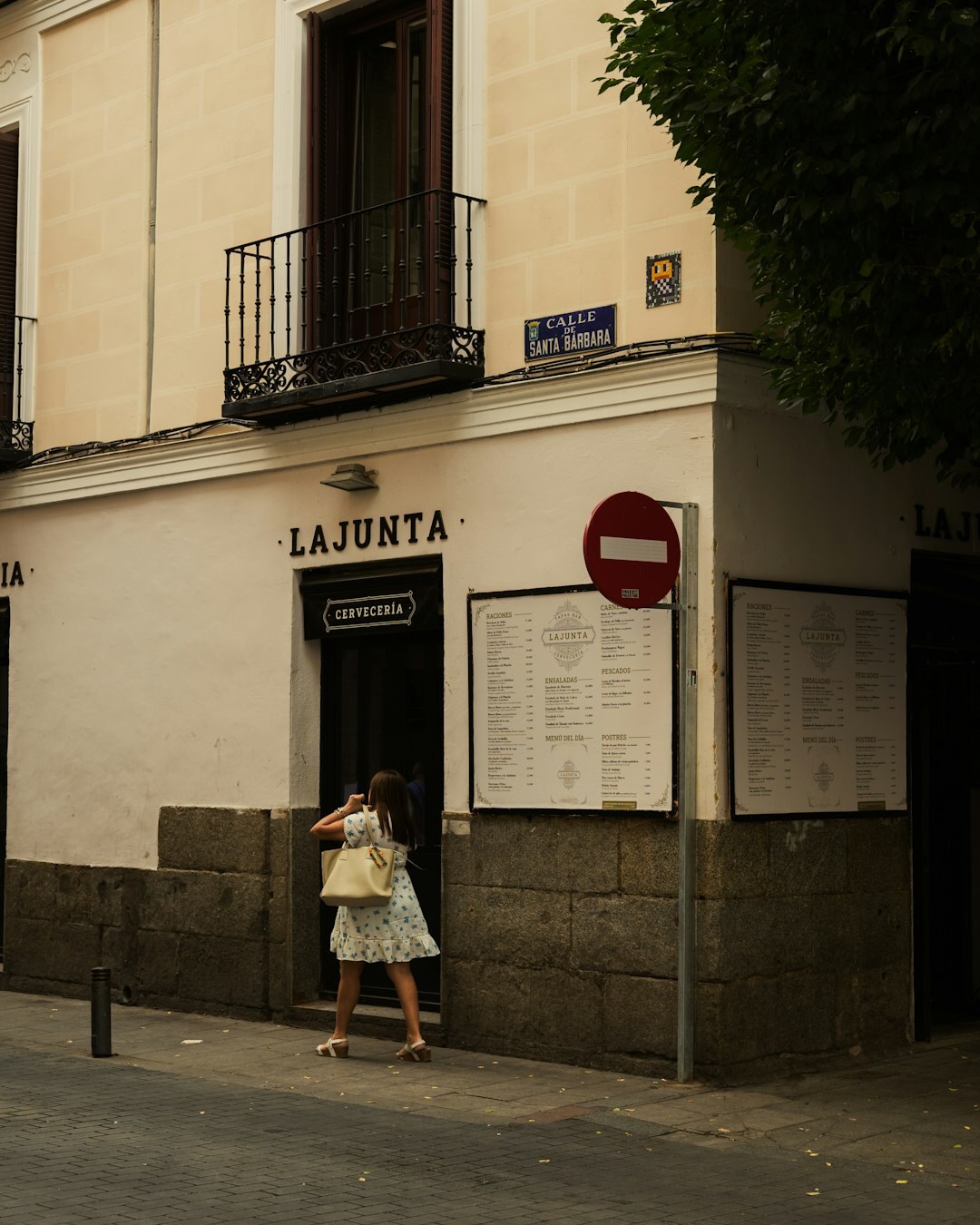 person ordering coffee in spanish